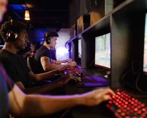 Sosiaalinen media ja suoratoisto: Nettipelit tavoittavat yhä nuorempia käyttäjiä